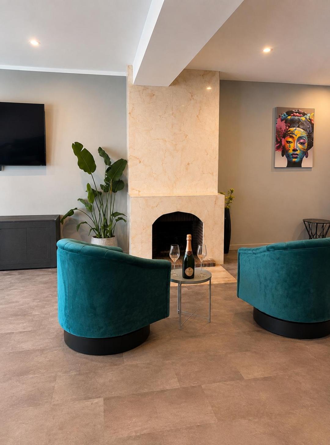 Sitzbereich mit blauen Sesseln – Altstadt Living Deluxe