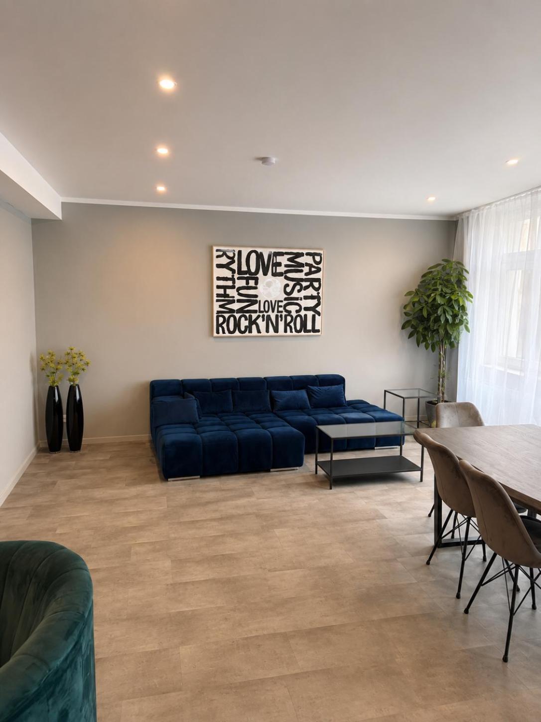 Wohnbereich mit blauem Sofa – Altstadt Living Deluxe