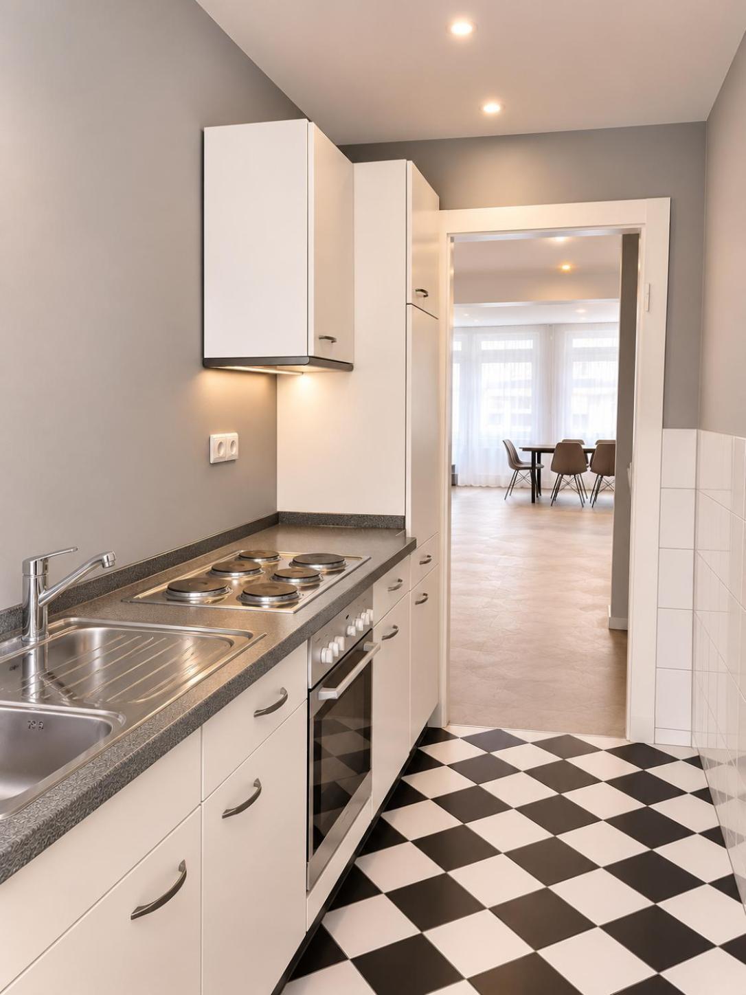 Separate Küche mit Backofen und Kochfeld – Altstadt Living Deluxe