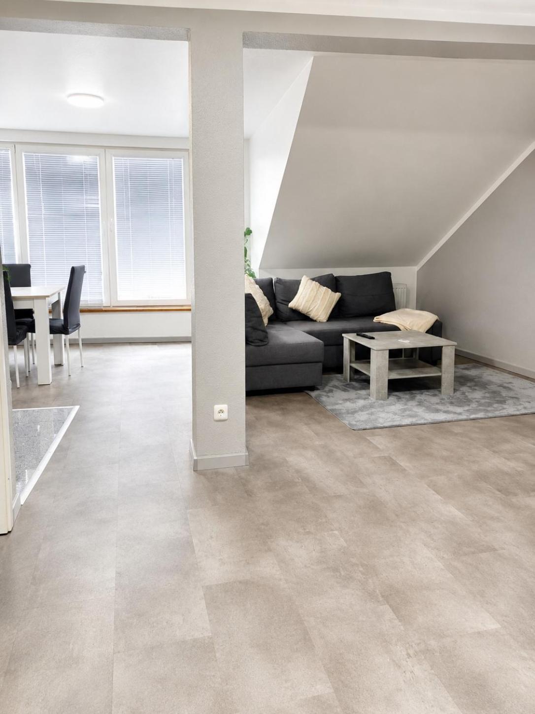 Wohnbereich mit Sofa und Essplatz – Altstadt Living
