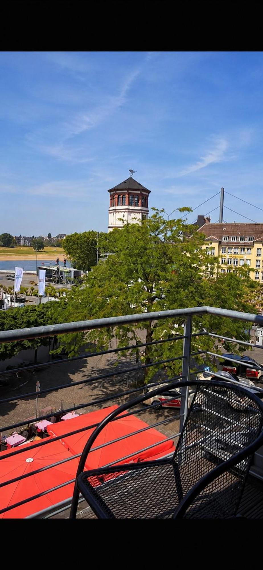 Blick vom Balkon auf die Düsseldorfer Altstadt – Altstadt Living