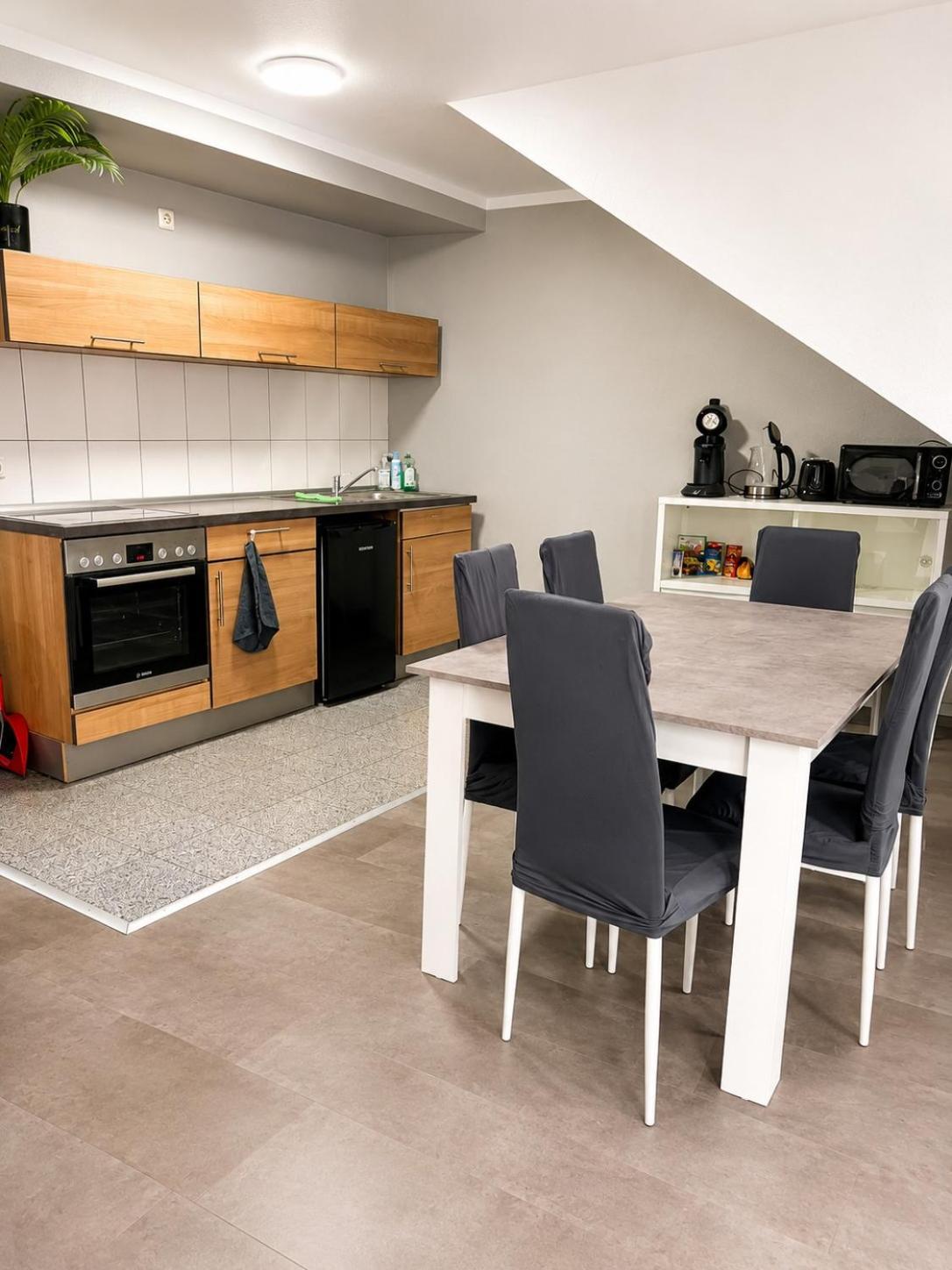 Küche mit Essplatz – Altstadt Living