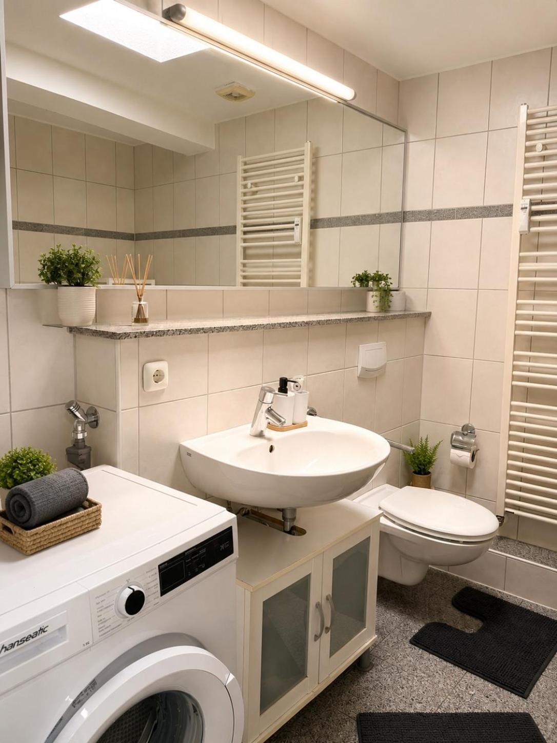 Badezimmer mit Waschmaschine – Altstadt Living