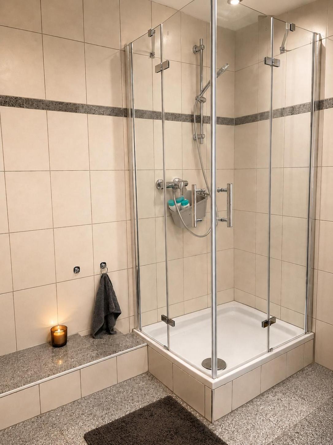 Badezimmer mit Dusche – Altstadt Living